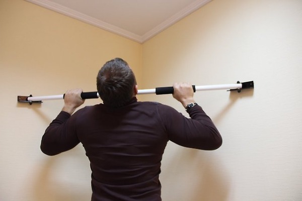 How to learn to pull up on a horizontal bar from scratch at home