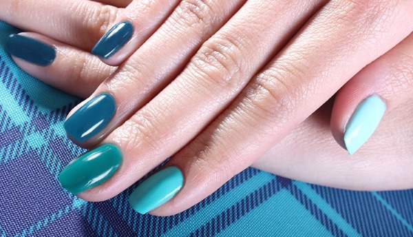 Manicure opaca per unghie corte con smalto gel. Tendenze moda 2020, nuovi design. Una foto