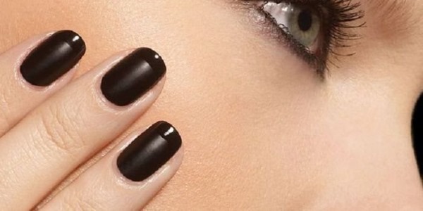 Manicure opaca per unghie corte con smalto gel. Tendenze moda 2020, nuovi design. Una foto