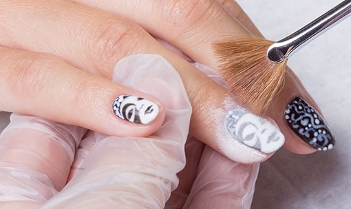 Manicure opaca per unghie corte con smalto gel. Tendenze moda 2020, nuovi design. Una foto