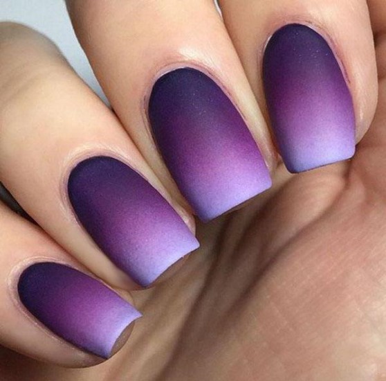 Manicure opaca per unghie corte con smalto gel. Tendenze moda 2020, nuovi design. Una foto