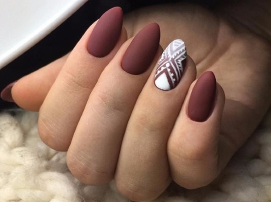 Manicure opaca per unghie corte con smalto gel. Tendenze moda 2020, nuovi design. Una foto