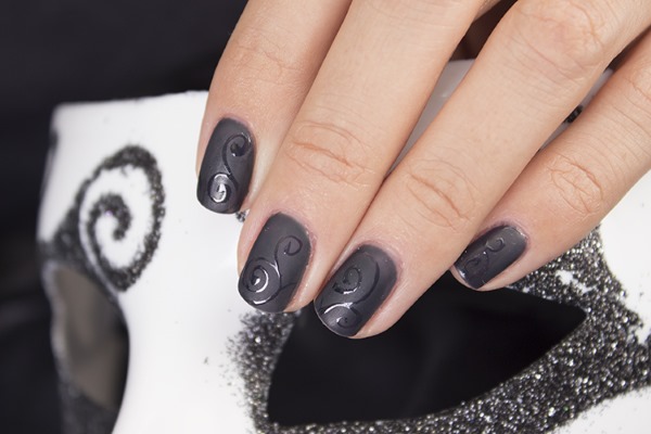 Manicure opaca per unghie corte con smalto gel. Tendenze moda 2020, nuovi design. Una foto