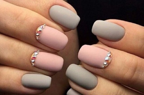 Manicure opaca per unghie corte con smalto gel. Tendenze moda 2020, nuovi design. Una foto