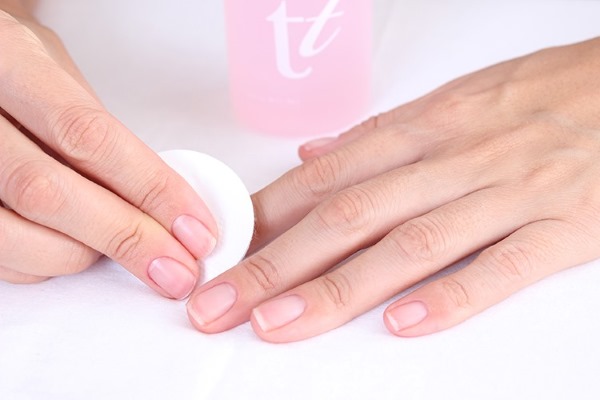 Manicure opaca per unghie corte con smalto gel. Tendenze moda 2020, nuovi design. Una foto