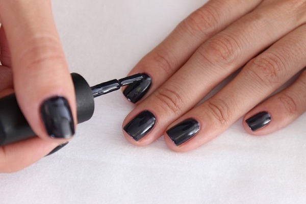 Manicure opaca per unghie corte con smalto gel. Tendenze moda 2020, nuovi design. Una foto