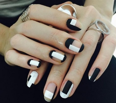 Manicure opaca per unghie corte con smalto gel. Tendenze moda 2020, nuovi design. Una foto