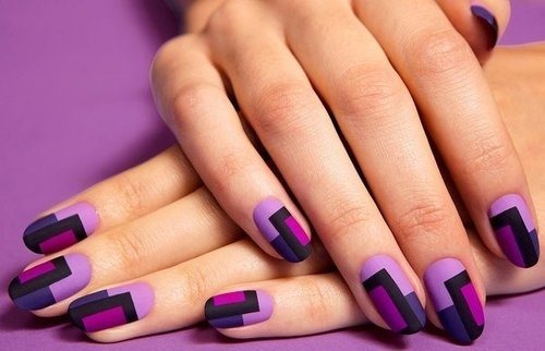 Manicure opaca per unghie corte con smalto gel. Tendenze moda 2020, nuovi design. Una foto