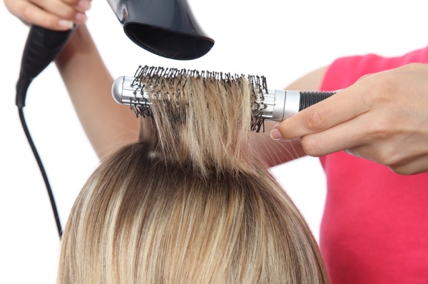 Acconciatura alla moda per capelli medi con frangia, ricci dritti e ricci belli. Istruzioni passo passo con foto