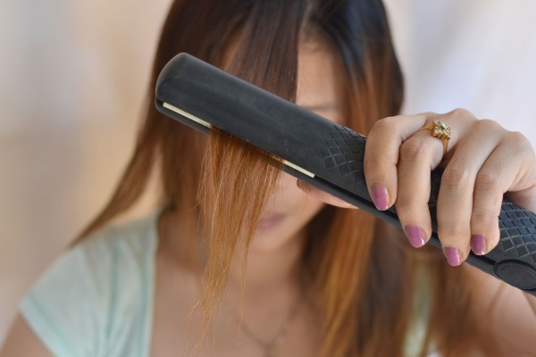 Acconciatura alla moda per capelli medi con frangia, ricci dritti e ricci belli. Istruzioni passo passo con foto