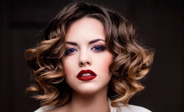 Perm for short hair: large curls, root, wet, light vertical, for hair volume, modern, with and without bangs. A photo