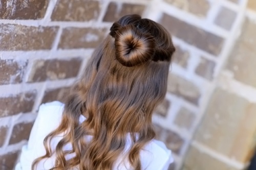 Acconciature per capelli medi per una celebrazione. Belle idee per lo styling fai-da-te in più fasi, con e senza frangia. Una foto