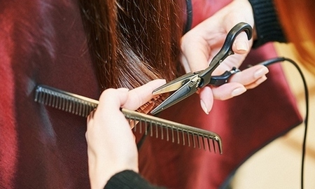 Trattamenti capelli nei saloni di bellezza, parrucchiere: colorazione, taglio capelli, laminazione, elumina, biorivitalizzazione, stiratura cheratina, mesoterapia, botox