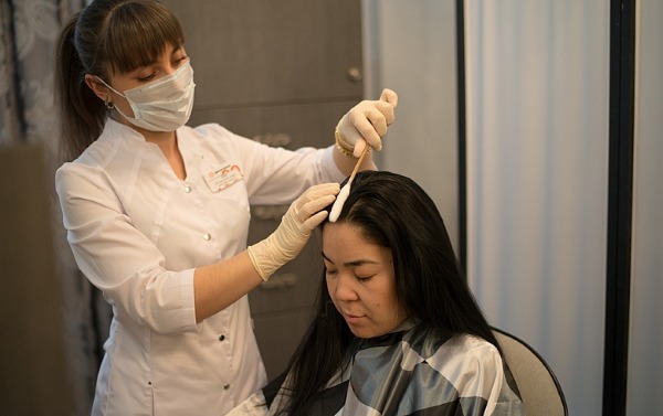 Cosa fare con i capelli grassi, come sbarazzarsi di, prendersi cura dei capelli grassi a casa. Ricette di maschere