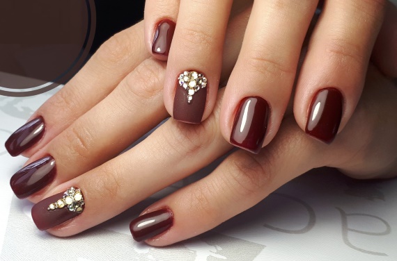 Bella giacca sulle unghie.Idee di design, foto di nuovi prodotti con motivi, strass, buchi, sfregamenti. Smalto gel per manicure passo dopo passo