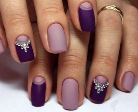 Bella giacca sulle unghie. Idee di design, foto di nuovi prodotti con motivi, strass, buchi, sfregamenti. Smalto gel per manicure passo dopo passo