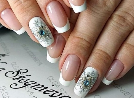 Nice jacket on the nails. Design ideas, photos of new products with patterns, rhinestones, holes, rubbing. Manicure gel polish step by step