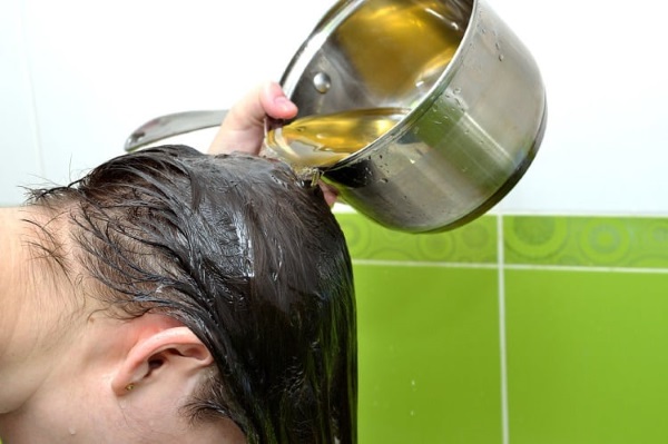 What to do if oily hair at the roots and dandruff, dry at the ends, fall out - the reasons.How to deal - advice from a trichologist