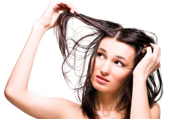 What to do if oily hair at the roots and dandruff, dry at the ends, fall out - the reasons. How to deal - advice from a trichologist