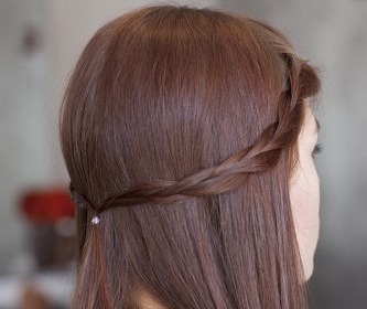 Belle acconciature con capelli corti per ragazze a scuola, all'asilo, semplici in 5 minuti, trecce, istruzioni con foto