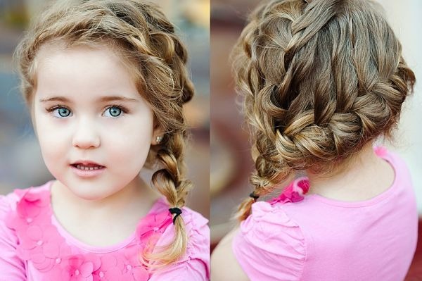 Belle acconciature con capelli corti per ragazze a scuola, all'asilo, semplici in 5 minuti, trecce, istruzioni con foto