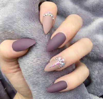 Nuovo smalto gel per manicure 2020. Foto di design francese, delicato, geometria, vetri rotti, elegante bicolore