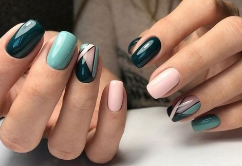 Nuovo smalto gel per manicure 2020. Foto di design francese, delicato, geometria, vetri rotti, elegante bicolore