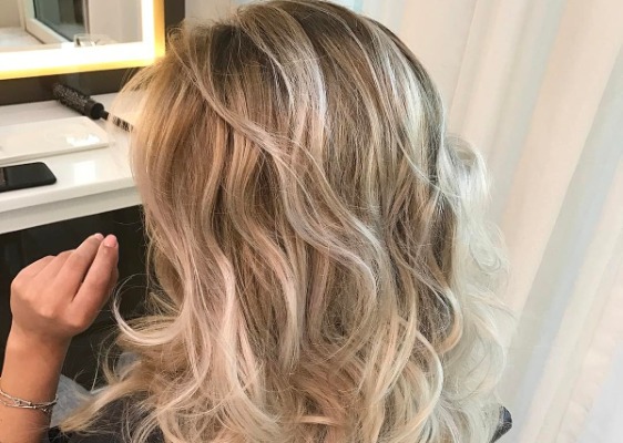 Balayage per capelli biondi di media lunghezza, corti, lunghi, tecnica di tintura con oscuramento, foto