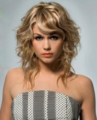 Fashionable beautiful women's haircuts for curly hair of medium length: with bangs and without, not requiring styling. New for 2020