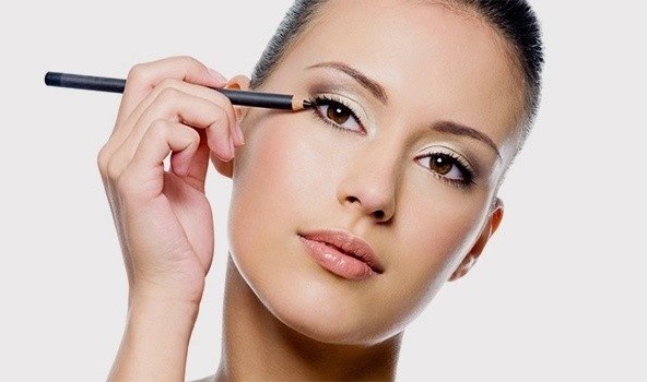 Come disegnare le frecce davanti ai tuoi occhi con l'eyeliner in più fasi. Bella per se stessa, perfetta e uniforme. Foto, video tutorial