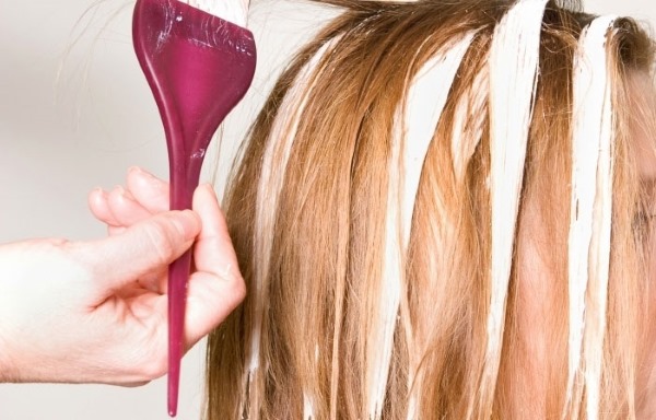 Evidenziazione su capelli biondi con ciocche scure: rovescio, colore, californiano. Istruzioni passo passo con foto