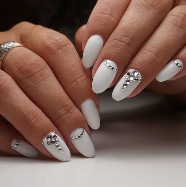 Manicure bianca. Foto, nuovo design 2020 per unghie corte e lunghe con sfregamento, pietre, scintillii, argento, oro, francese con motivo, strass