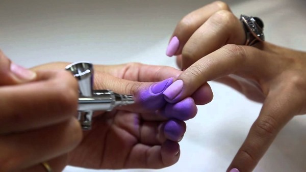 Gradiente sulle unghie con smalto gel: foto, tendenze della moda. Come scegliere un colore e fare in casa con una spugna senza bolle, pennello