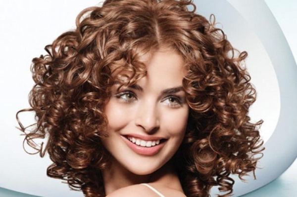 Permed hair: large curls for medium hair. Step by step instructions, photo. How to style and restore hair