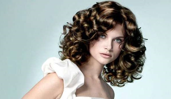 Permed hair: large curls for medium hair. Step by step instructions, photo. How to style and restore hair