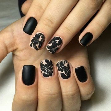 Manicure su unghie molto corte con smalto gel, gommalacca. Nuovo design, foto