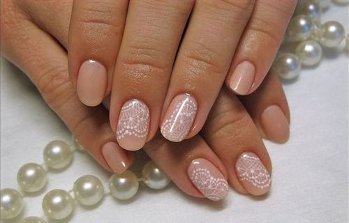 Manicure su unghie molto corte con smalto gel, gommalacca. Nuovo design, foto