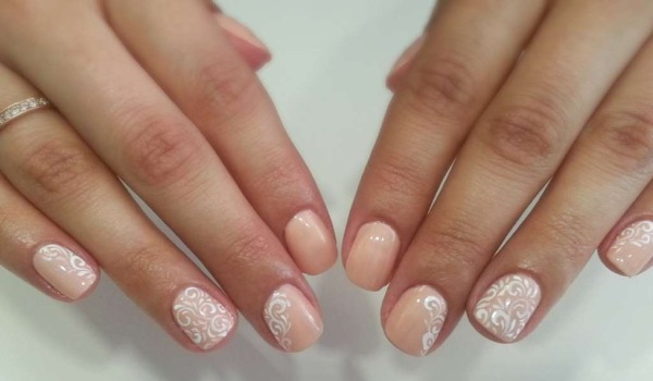 Manicure su unghie molto corte con smalto gel, gommalacca. Nuovo design, foto