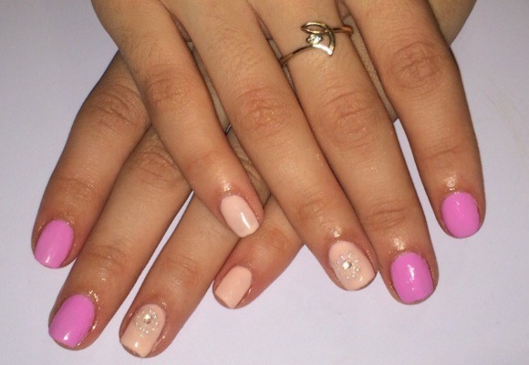 Manicure su unghie molto corte con smalto gel, gommalacca. Nuovo design, foto