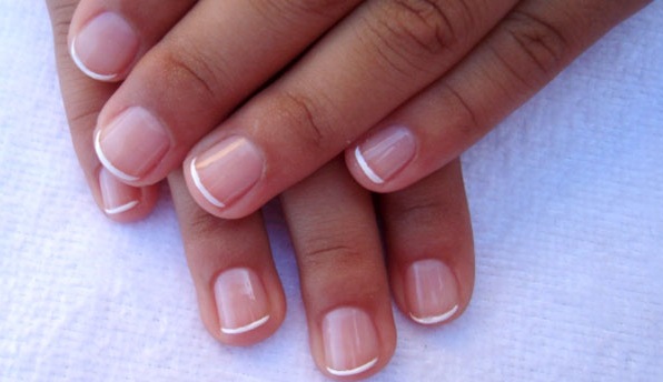 Manicure su unghie molto corte con smalto gel, gommalacca. Nuovo design, foto