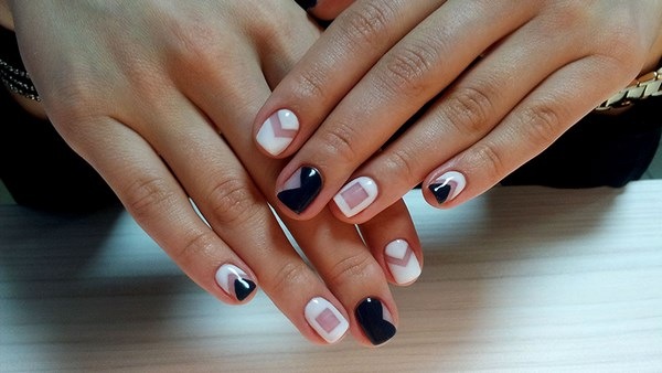 Manicure su unghie molto corte con smalto gel, gommalacca. Nuovo design, foto