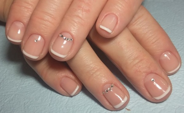 Manicure su unghie molto corte con smalto gel, gommalacca. Nuovo design, foto