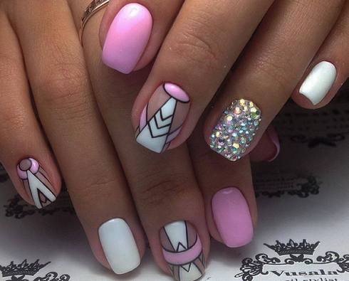 Smalto gel per manicure delicatamente rosa con scintillii, sfregamenti, strass, argento, nero, bianco, blu, oro. Una foto