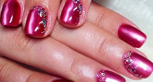 Smalto gel per manicure delicatamente rosa con scintillii, sfregamenti, strass, argento, nero, bianco, blu, oro. Una foto