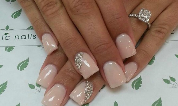 Smalto gel per manicure delicatamente rosa con scintillii, sfregamenti, strass, argento, nero, bianco, blu, oro. Una foto