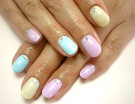 Manicure gel polish with rhinestones. Fashion trends, photos with broths, sparkles, rubbing, french, the most beautiful design