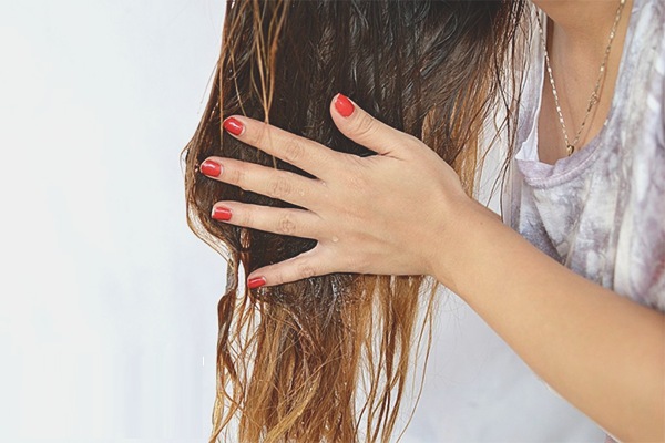 Maschere per capelli con olio di bardana. Ricette, regole per l'uso contro la caduta dei capelli e per la crescita