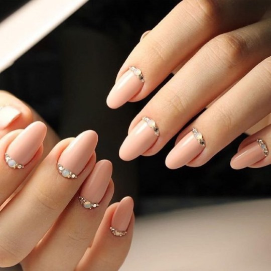 Almond-shaped nails. Fashion trends in design 2020, photo: pale, French, nude, ombre, with sparkles, rhinestones, rub