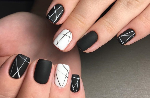 Unghie in bianco e nero: design francese, ombre, sfumatura, con strass, brodi, argento, oro. Novità di manicure. Una foto