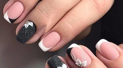 Unghie in bianco e nero: design francese, ombre, sfumatura, con strass, brodi, argento, oro. Novità di manicure. Una foto